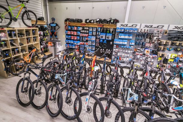 JuMa Zweiräder Glattbach Aschaffenburg - In unserem Verkaufsraum finden Sie eine große Auswahl an Rädern und Zubehör